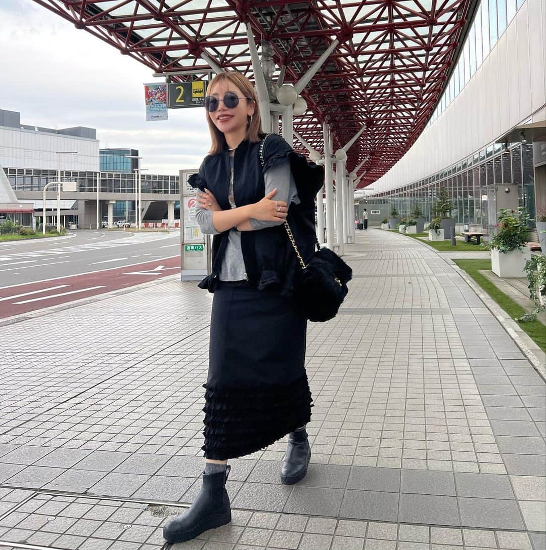 rinのインスタグラム：「⁡ ⁡ ⁡ フリルブルゾンも🎂スカートも 大好きすぎ🫰 ブルゾンは裏地までBayBeeだらけで 可愛いので内側も眺めてみて下さい🤭 ⁡ 22:00再入荷です🥰 ⁡ ⁡ @baybeeonline_  ⁡ ⁡ ⁡ ⁡ ⁡ ⁡ ⁡ #fashion#ootd#baybeeonline#glowplus#chanel#新千歳空港#札幌#ママコーデ#大人カジュアル #大人ファッション」