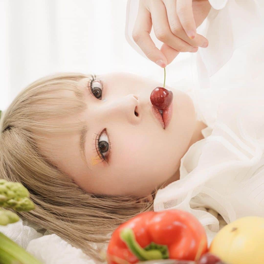 最上もがさんのインスタグラム写真 - (最上もがInstagram)「アイドル時代は、つけまつげをしていた私 糊で目が腫れるようになってしまって まつエクにチャレンジしたら合わなくて 今は自まつ毛を育ててまつぱーをしているのですが  まつ毛美容液のことをよくきかれるので書きますね！  ①ラッシュアディクト まつ育はずっとこれです。 私はこれ、寝る前につけると寝てる間に 乾燥などでかゆくなってしまい目を擦ってしまいがちで 朝、うすーく生え際に1回だけつけるようにしてます。 日中にかゆみがでることはないですが つけた日は目の周りの紫外線予防はするようにしてます。(UVカットメガネ)  毎日つけてる訳じゃなく、毛周期で整ってないときとか まつ毛にハリがなくなったときにつけてます！ 量が増えるというよりは、１本１本が強くなるイメージなのと 私はとにかくこれは"伸びる"なって感じです。 なので、まつぱーなどは取れやすいので、 育てたいってときに活用します。  ちなみに私はラッシュアディクトで色素沈着はしてないですし、腫れたりもないですが 合わない方もいると思うのと、多くつけ過ぎるとよくないのはききます…！ (なので、かなりうすーくつけてます)  ② キスミー ヒロインメイクアイラッシュセラムEX ラッシュアディクトをつけてない時は まつぱーを長持ちさせるために寝る前と朝つけてます。 これは刺激もなく、潤いを与えて保護するみたいなイメージ！ ブラシがつけやすいです。 下まつ毛はこれだけつけます！  ③ CKLミラクルラッシュジェルトリートメント メイクをする前に毛束を整える時に使います。 透明で束感を出しやすいです！ 生え際につけてしまうとすこし刺激があったので 毛先につける感じで！ 抜け毛予防にもなるそうです🤔 束感のキープ力もそこそこあるので、すっぴんでもまつ毛を綺麗にみせれて好きです！  私が今使ってるまつ毛美容液はこんな感じです👀✌️ もちろん個人差はあると思うので 参考までにという感じで…！  ちなみに通っているまつぱーのお店は @eye.my.mee.ebisu こちらです！ 個室で椅子がめちゃくちゃ座り心地(寝心地？)よくて いつも気づいたら寝てて首も痛くならず快適です！🍒」9月28日 19時11分 - mogatanpe