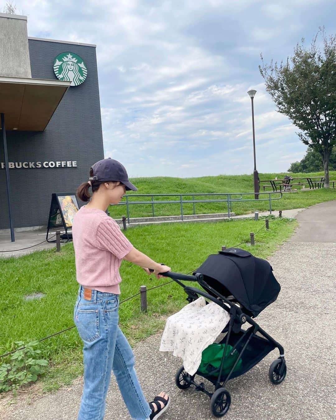 伊藤沙織さんのインスタグラム写真 - (伊藤沙織Instagram)「静岡の里帰りから、東京に戻ってきて約2週間🌿  まだ暑い日が続くので外気浴は朝の涼しいうちに。 朝活できて1日を有意義に過ごせています☕️  産後ダイエットしたいけど帝王切開の傷口開くのが怖くていつから始めていいのか疑問😂  #外気浴 #令和5年ベビー」9月28日 19時06分 - saori__ito