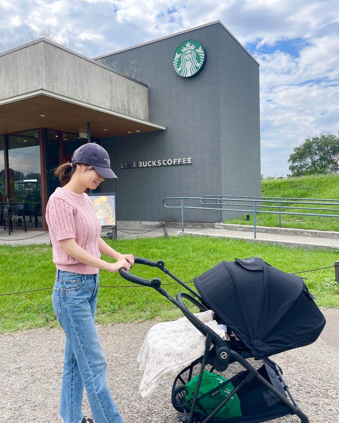伊藤沙織のインスタグラム：「静岡の里帰りから、東京に戻ってきて約2週間🌿  まだ暑い日が続くので外気浴は朝の涼しいうちに。 朝活できて1日を有意義に過ごせています☕️  産後ダイエットしたいけど帝王切開の傷口開くのが怖くていつから始めていいのか疑問😂  #外気浴 #令和5年ベビー」