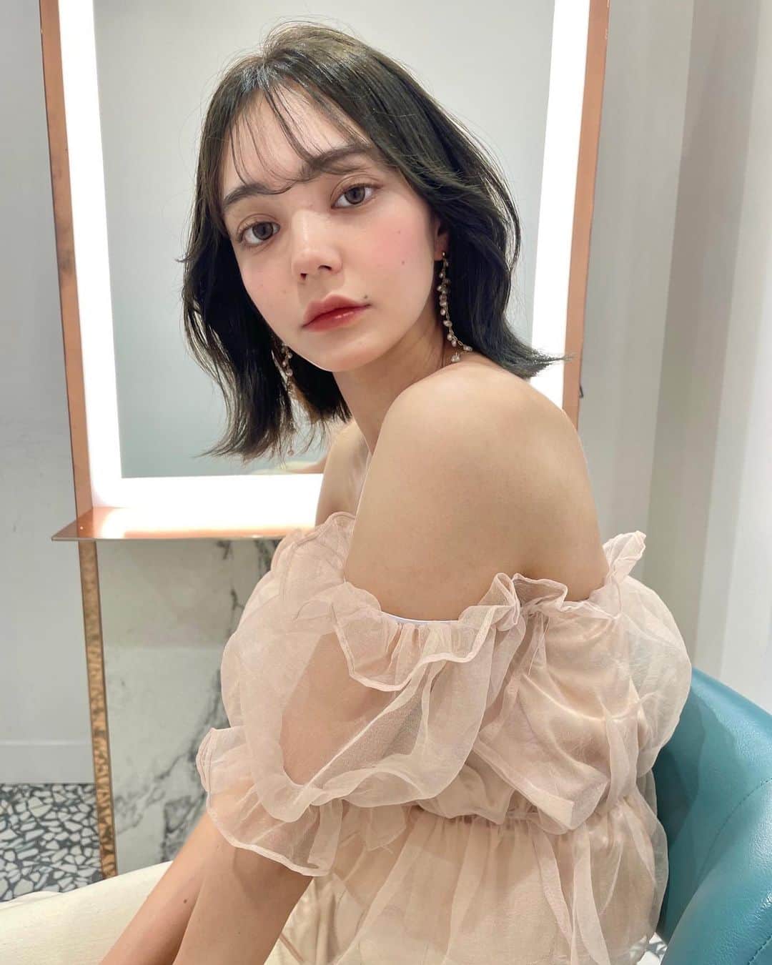 SHIMAさんのインスタグラム写真 - (SHIMAInstagram)「. < SHIMA HITHAIR -September- > .  [ ガーリーロブ×秋オリーブ ] 秋にぴったりの、落ち着いた暗めカラー♡ ふんわり動きのあるロブヘアと合わせて、ちょっぴり大人めガーリーに♡ . ◆担当：GINZA店 西島 ひまり @himari_nishijima  ◆menu：カット&プレミアムケアカラー&トリートメント ◆使用スタイリング剤：#seekmoisture #richoil #seekessence . ◆model： @kei_gyozatabetai . @shima_ginza  #shimaginza #shima #shimahithair」9月28日 19時08分 - shima_official_account