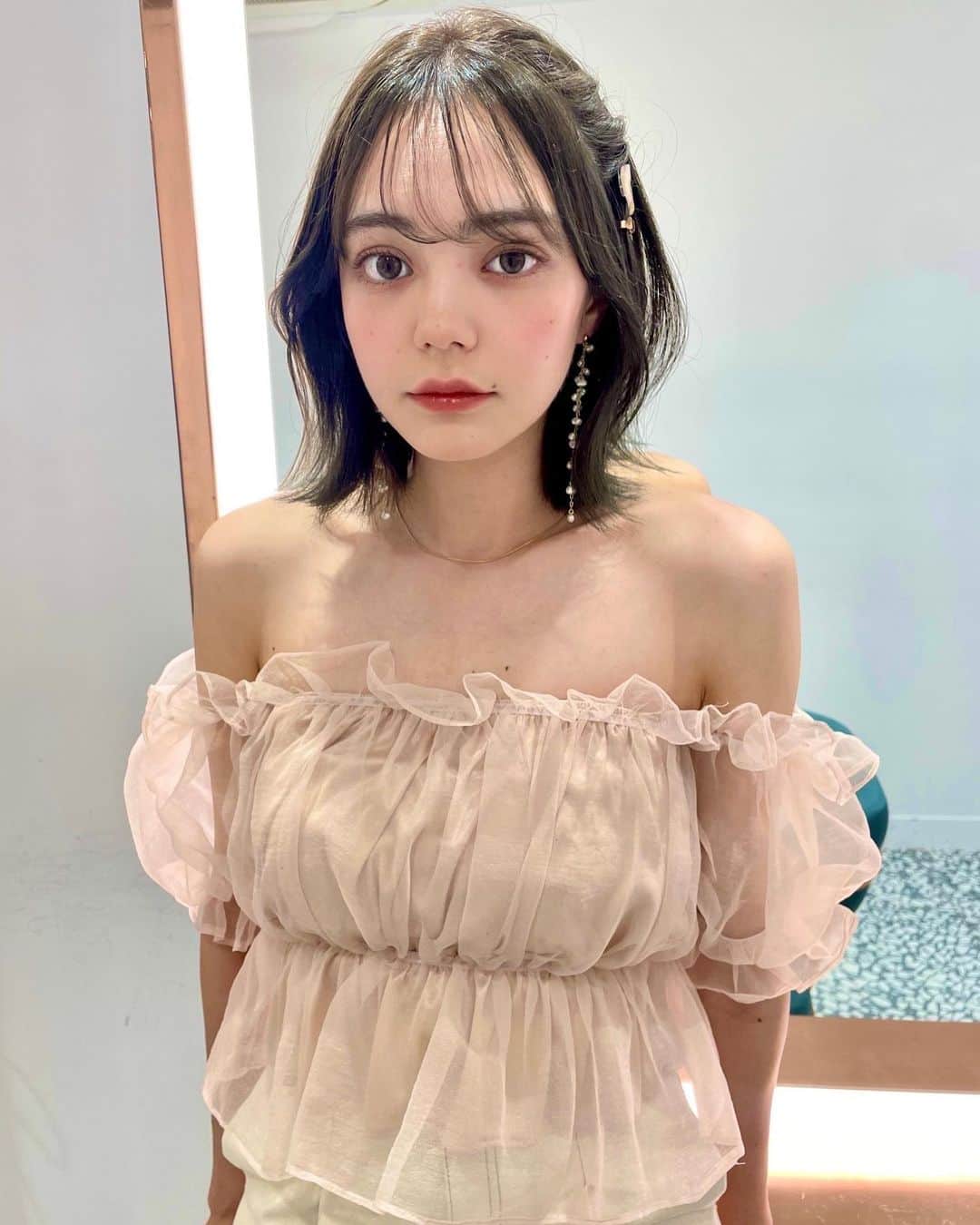 SHIMAさんのインスタグラム写真 - (SHIMAInstagram)「. < SHIMA HITHAIR -September- > .  [ ガーリーロブ×秋オリーブ ] 秋にぴったりの、落ち着いた暗めカラー♡ ふんわり動きのあるロブヘアと合わせて、ちょっぴり大人めガーリーに♡ . ◆担当：GINZA店 西島 ひまり @himari_nishijima  ◆menu：カット&プレミアムケアカラー&トリートメント ◆使用スタイリング剤：#seekmoisture #richoil #seekessence . ◆model： @kei_gyozatabetai . @shima_ginza  #shimaginza #shima #shimahithair」9月28日 19時08分 - shima_official_account