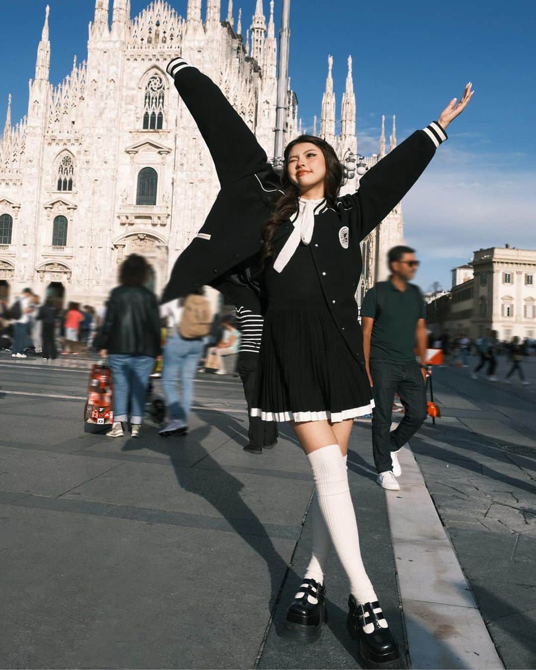 DAZZLE FASHIONのインスタグラム：「Enjoy a chic trip in Milan🇮🇹 @llllllaccee  #dzzit2023Winter #dzzitisit #dzzitgirl #dzzitBoom」