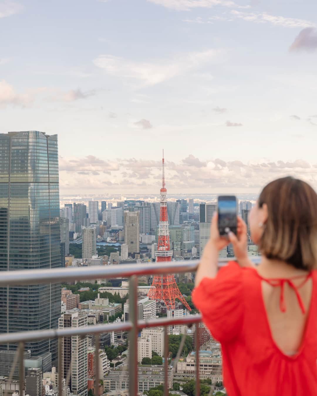 のインスタグラム：「思わずカメラを向けたくなるような風景に出会える、グランド ハイアット 東京。 ホテルに隣接する六本木ヒルズには見晴らしの良い展望台があり、開放的な気分をお楽しみいただけます。 特に秋から冬は遠くの景色が綺麗に見え、一段と美しい東京の景色を堪能できることでしょう。  @tokyocityview  Guests who take the time to explore the Roppongi Hills complex will be rewarded with some of the most captivating landscapes in the city. One particular highlight is Tokyo City View, a large observation deck on the 52nd floor of Roppongi Hills’ Mori Tower that offers breathtaking panoramic views of downtown Tokyo.  On a clear autumn or winter day, you may even catch sight of Mt. Fuji rearing its snow-capped head above the distant Yamanashi mountains 🗻  #グランドハイアット東京 #grandhyatttokyo #grandhyatt #hyatt #worldofhyatt #tokyo #roppongihills #東京タワー #tokyotower」