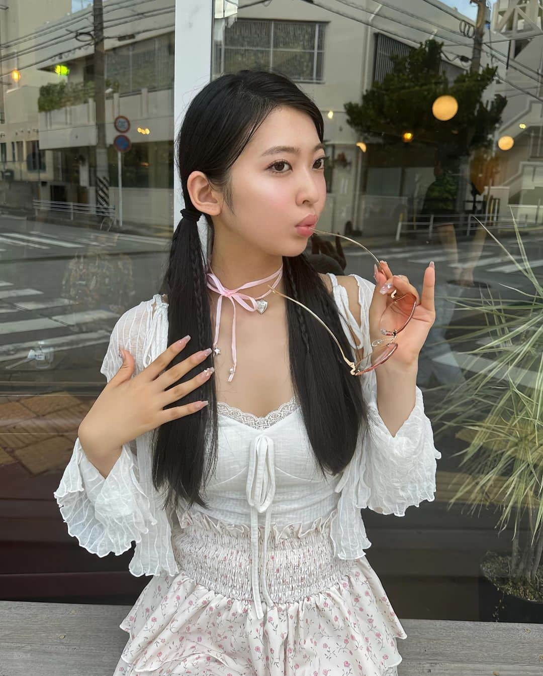 伊藤友奈のインスタグラム：「me me🎀🐩 軽トラでわんこ散歩させてる猛者いたよin沖縄 明日はお月見お団子食べよ〜  #富士家ぜんざい#沖縄ぜんざい #沖縄カフェ#沖縄コーデ #오키나와카페#오키나와젠자이 #ガーリーコーデ#girlyoutfits #ワンホンネイル」