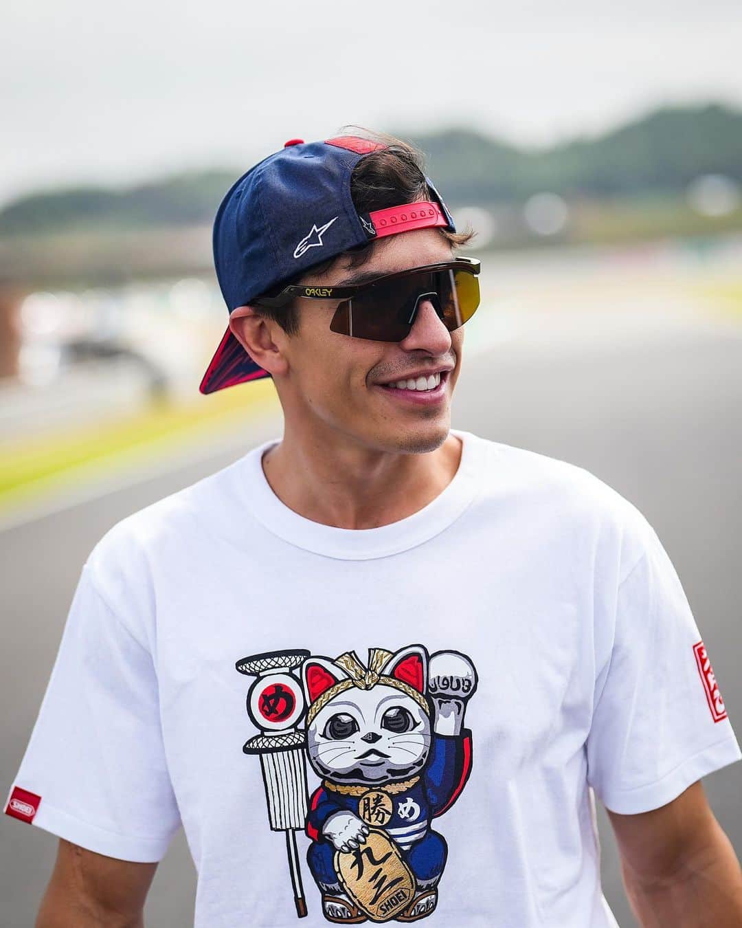 マルク・マルケスのインスタグラム：「Hola, Japón! ✌️🇯🇵 こんにちは 日本。  See you this weekend! 👀   #MM93 #MotoGP #JapaneseGP」