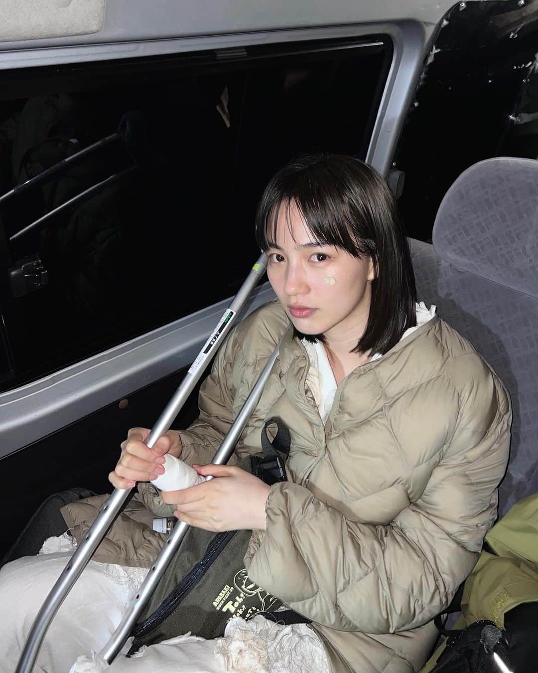 のん（能年玲奈）のインスタグラム：「#荒野に立つ も、カラオケ配信始まったよー🎤🥰  MVオフショット。もうすっかり治ったけど、この時捻挫してたから松葉杖を手にしてる🩼  奇跡のような映像がたくさん撮れたのを改めて思い出した。 本人映像とやらは、今度つきまーす！  #のんPURSUE #カラオケ #JOYSOUND」
