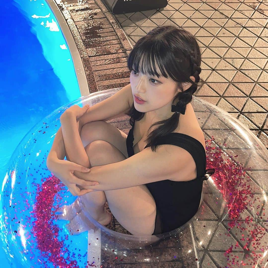 鈴木芽生菜さんのインスタグラム写真 - (鈴木芽生菜Instagram)「浮き輪に捕われためなち🛟  #水着コーデ #みつあみアレンジ #ナイトプール #アイドル #アプガ #グラビア #gravure #体育座り 笑」9月28日 19時13分 - uugirl_new_meina