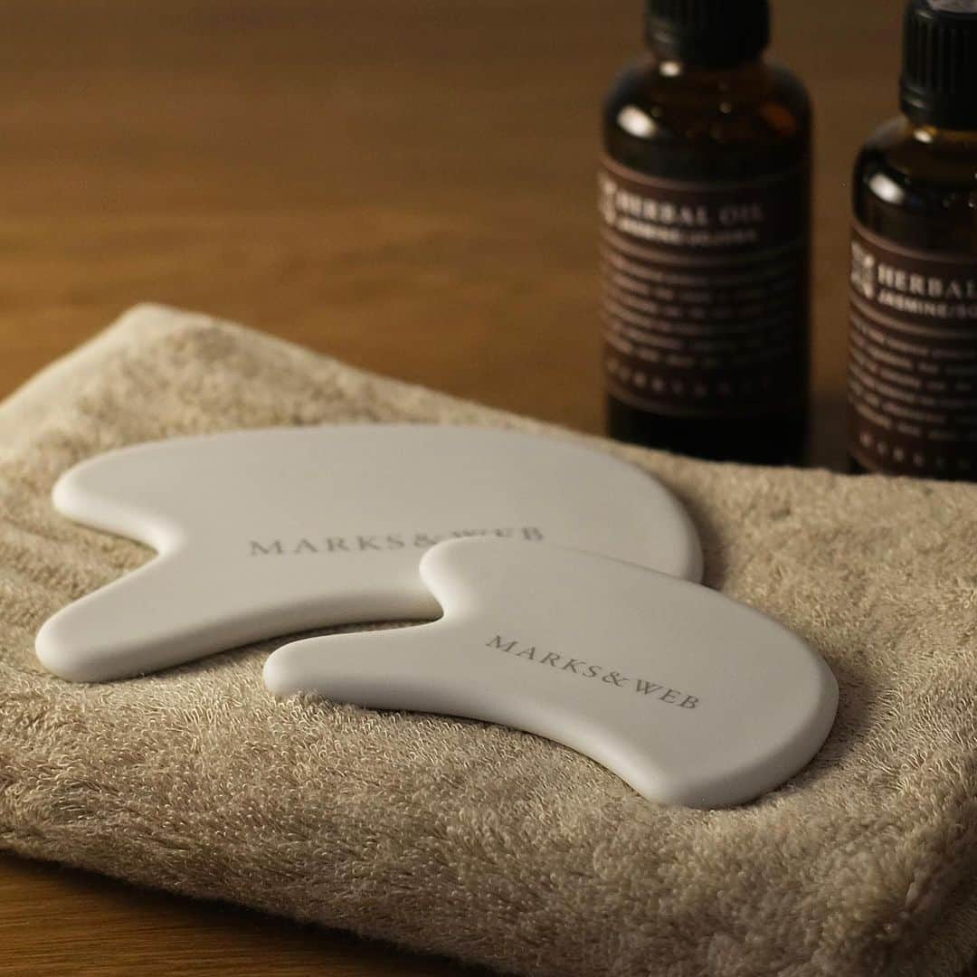 マークスアンドウェブさんのインスタグラム写真 - (マークスアンドウェブInstagram)「【本日発売】  なめらかな肌触りが心地よい磁器製の｢マッサージプレート｣が新登場｡クリームやオイルをなじませた肌に当ててすべらせることで､コリをほぐして血行を促します｡手指よりも簡単にマッサージができるので､日ごろのお手入れに取り入れていただきたいアイテムです｡Sは顔や首筋､Ｌは脚や腕に使いやすい2サイズをご用意しました｡  ｢マッサージプレート｣ S ¥1,710(税込) / L ¥2,000(税込)  #marksandweb #マークスアンドウェブ #ボディケア #マッサージ #マッサージプレート #かっさ #bodycare #massage #massageplate」9月28日 19時13分 - marksandweb