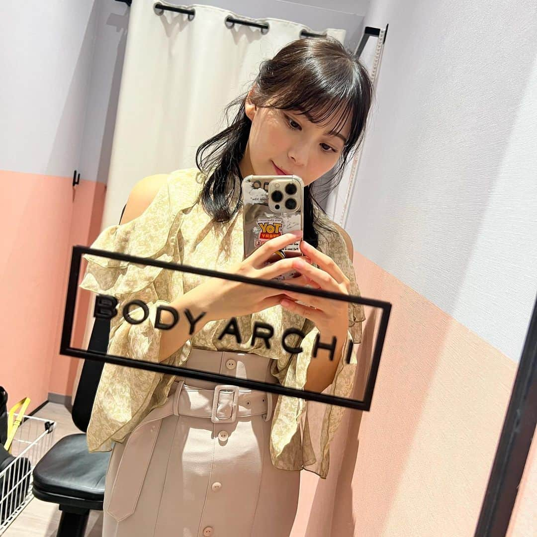 宮崎理奈さんのインスタグラム写真 - (宮崎理奈Instagram)「. 先日BODY ARCHIさん( @bodyarchi_official )でセルフエステを体験させて頂きました✨  湘南美容クリニック監修のベビースキンが導入されたということで体験したのですが、速効性があって、終わった後の肌がツルピカでした！  ベビースキンはヒアルロン酸やコラーゲンの生成を促し、ターンオーバーを正常にしながら肌の再生をサポートする力があります！  複数効果があるから、ピーリングして、フォトして、とかが必要無くなるんです💪  機械が3種類あって ⭐️モノポーラ 血流を良くしてむくみケア、ターンオーバーの促進、毛穴汚れや角質の除去、脂肪燃焼効果 ⭐️マルチポーラ ハリケア、コラーゲン生成を促したるみケア ⭐️EMS.ポレーション リフトアップ、美容成分を浸透  この3つを10分ずつお顔や体に当てるだけ！！ めちゃくちゃ簡単だし、温かさでマッサージ効果と癒し効果が私はありました🫶 ベビースキンの量も頂いたものから自分で決めれたりするから、今月なかなか行けないから倍量にしよ！とかができるみたいです！  劇的な変化よりも、しっかりとした効果のあるものを続けることが大切だから、こういったセルフエステ通い放題って続けやすくていいね👍  ボディもやってみよー！ . . . .  #pr #bodyarchi #ボディアーキ #セルフエステ #サブスクエステ #ボディメイク #フェイシャルケア #ボディアーキベビースキン　#美容」9月28日 19時14分 - rina.miyazaki0221