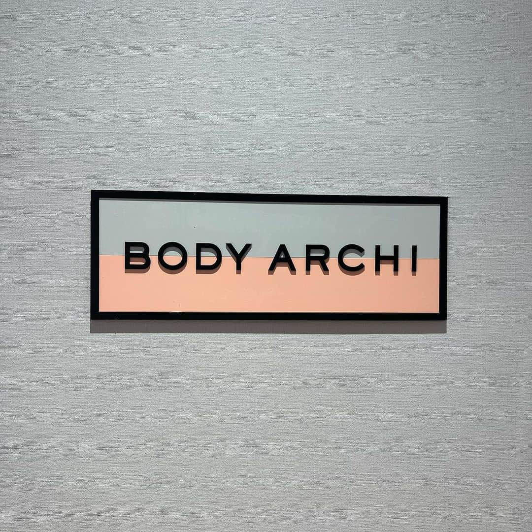 宮崎理奈さんのインスタグラム写真 - (宮崎理奈Instagram)「. 先日BODY ARCHIさん( @bodyarchi_official )でセルフエステを体験させて頂きました✨  湘南美容クリニック監修のベビースキンが導入されたということで体験したのですが、速効性があって、終わった後の肌がツルピカでした！  ベビースキンはヒアルロン酸やコラーゲンの生成を促し、ターンオーバーを正常にしながら肌の再生をサポートする力があります！  複数効果があるから、ピーリングして、フォトして、とかが必要無くなるんです💪  機械が3種類あって ⭐️モノポーラ 血流を良くしてむくみケア、ターンオーバーの促進、毛穴汚れや角質の除去、脂肪燃焼効果 ⭐️マルチポーラ ハリケア、コラーゲン生成を促したるみケア ⭐️EMS.ポレーション リフトアップ、美容成分を浸透  この3つを10分ずつお顔や体に当てるだけ！！ めちゃくちゃ簡単だし、温かさでマッサージ効果と癒し効果が私はありました🫶 ベビースキンの量も頂いたものから自分で決めれたりするから、今月なかなか行けないから倍量にしよ！とかができるみたいです！  劇的な変化よりも、しっかりとした効果のあるものを続けることが大切だから、こういったセルフエステ通い放題って続けやすくていいね👍  ボディもやってみよー！ . . . .  #pr #bodyarchi #ボディアーキ #セルフエステ #サブスクエステ #ボディメイク #フェイシャルケア #ボディアーキベビースキン　#美容」9月28日 19時14分 - rina.miyazaki0221