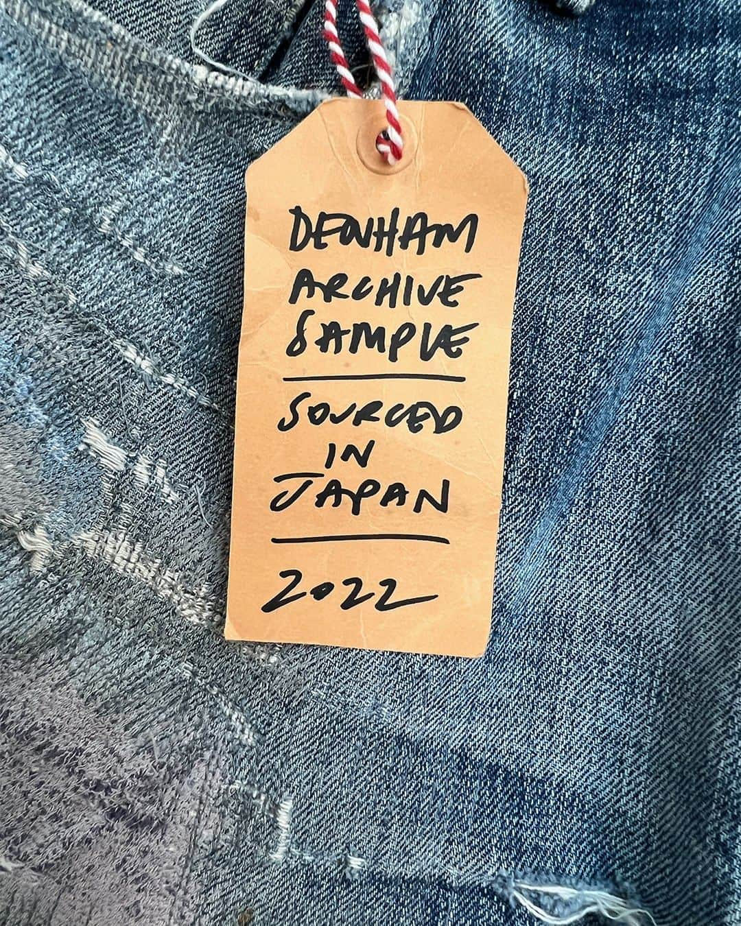 デンハムのインスタグラム：「I discovered this treasure in a beautiful vintage store in Japan back in 2022. An original worn-in jean, with beautiful tears and repair details.⁠ In celebration of our 15th Anniversary, @denham created a limited-edition replica version of its wear pattern. 14oz denim. 6mm selvedge detail. Each piece is numbered. 80 pairs only. ⁠💙✂ #DENHAM15thAnniversary」