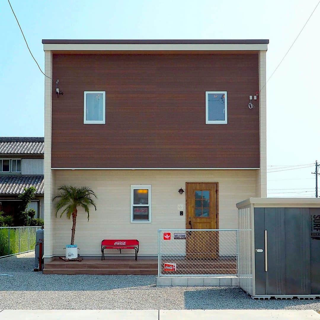 suzukuri さんのインスタグラム写真 - (suzukuri Instagram)「【Viento施工事例：静岡県T様】 白とウッドの組み合わせに、アクセントカラーの赤を効かせて目を引く外観に仕上げたT様邸。 木目調のアメリカンヴィンテージ風な玄関ドアは、優しく温かい雰囲気が魅力的です。  ヤシの木や、ベンチ、アメリカンフェンスなど、家を彩る小物たちも西海岸テイストな雰囲気づくりに一役買っています。ポップなカラーや、海を感じるマリンブルーでコーディネートしたインテリアも素敵ですね。  参考にしたいと思ったら「保存」をタップ！  ▶Vientoの詳細・資料請求はプロフィールリンクから。⁠ →@suzukuri.official」9月28日 19時15分 - suzukuri.official
