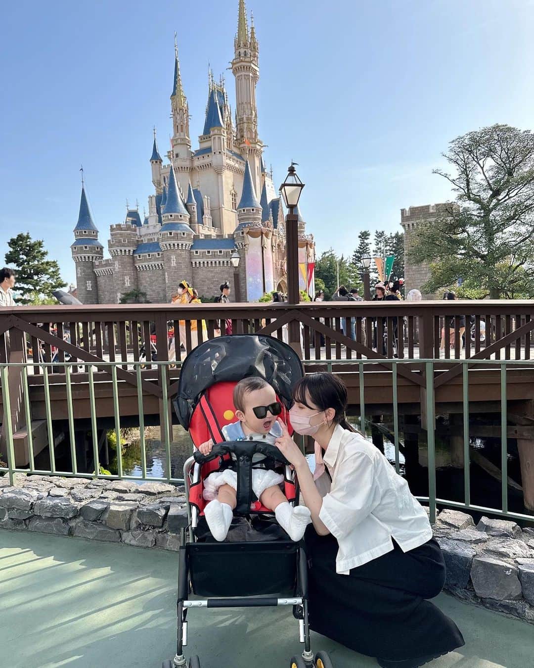 にょみ。のインスタグラム：「. . お気に入りの写真🏰🩵 . #disney#disneyland#mom#baby #babyboy#ディズニー#ディズニーランド  #赤ちゃん#男の子ママ#ドナルド」