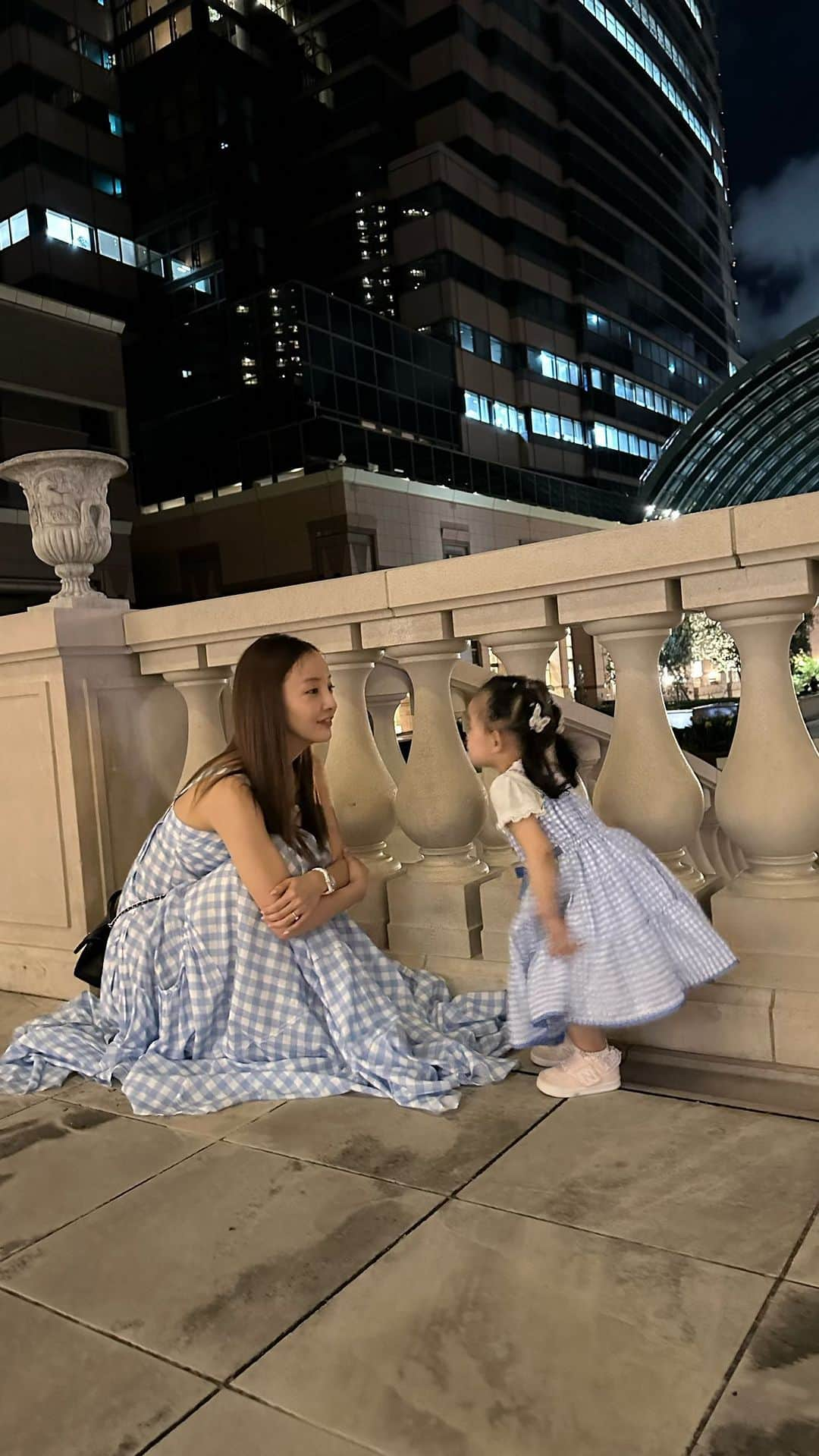 板野友美のインスタグラム：「もうすぐ2歳🩵💙 次の投稿くらい？を最後に2歳以降は今のところ 娘の正面顔出しは通常投稿控えるようにしようかなぁ。 と家族で話し合いました☺️🙏🏻 楽しみに待っていてくださる方もいるようなので サブスクリプションのみ載せます🫶🏻 たまーに横顔はチラッと登場するかも🪞🫐💙」