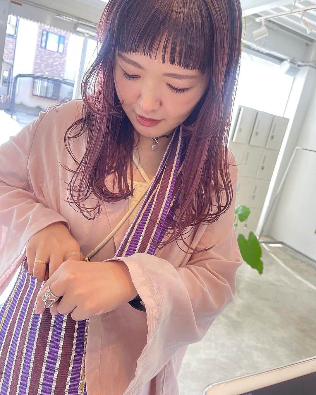 sakincho1028のインスタグラム：「purple💜 秋めいてるお客様が増えてる〜可愛い🌼  #sakinchohair   #hairarrange#hair#arrange#hairset#ヘアアレンジ#アレンジ#ヘアセット#豊橋#美容室#豊橋美容室#結婚式#ブライダル#ヘアメイク#メイク#ハイライト#ラベンダー#ハイトーン」