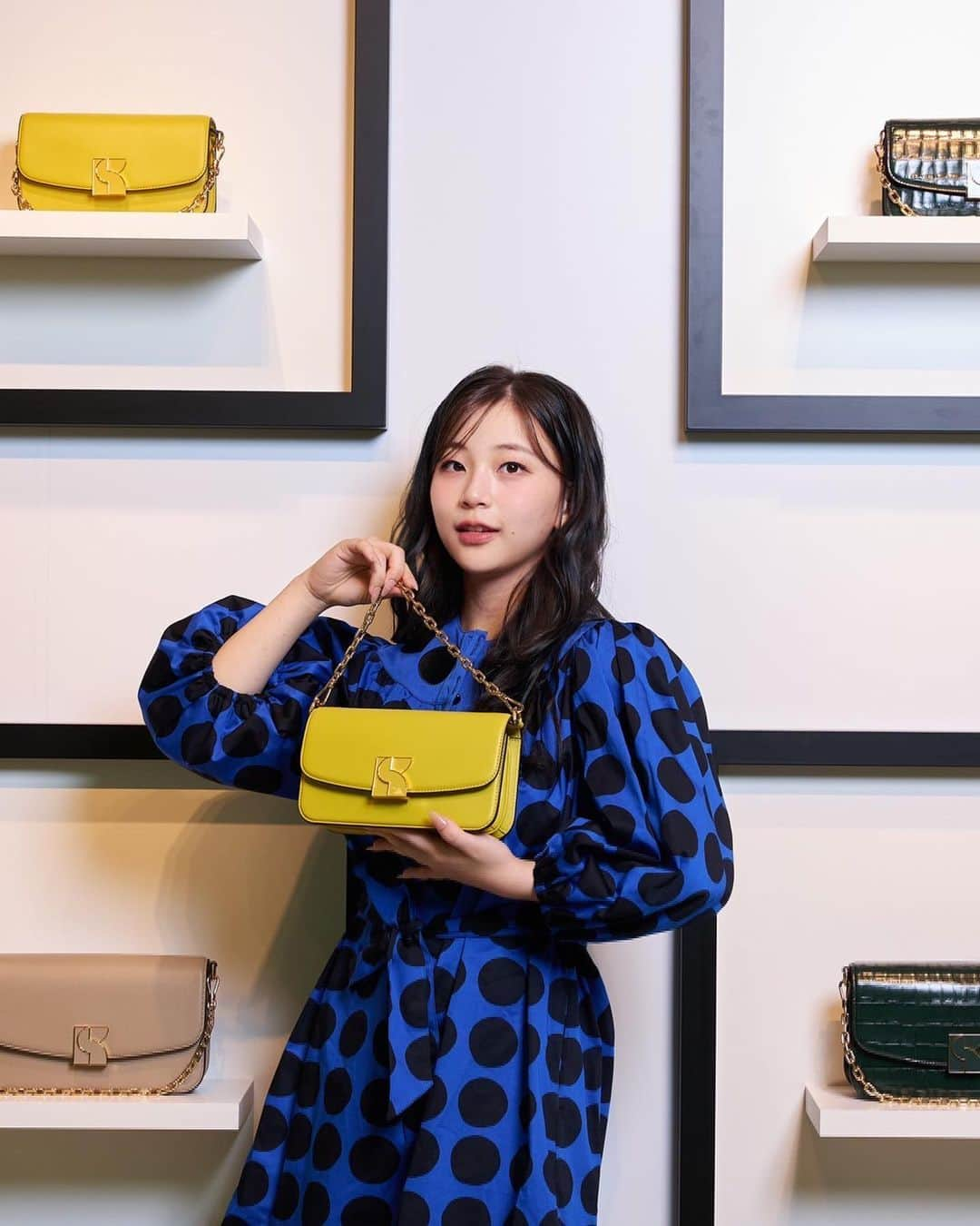 ユナのインスタグラム：「@katespadejapan  ♠️Kate spade Dakota Event♠️9/28~10/1までHz-Shibuyaにて開催されています！  私も新作バックKate spade Dakotaと共にお邪魔しました💛 美術館がテーマにされていて、実際に楽しむ事ができるイベント会場でとても楽し空間でした~☺️  皆さんもぜひ！  #katespadejapan  #katespadenydakota  #ケイトスペードダコタ #ケイトスペードアドベンチャー  #dakotabag  #dakota」