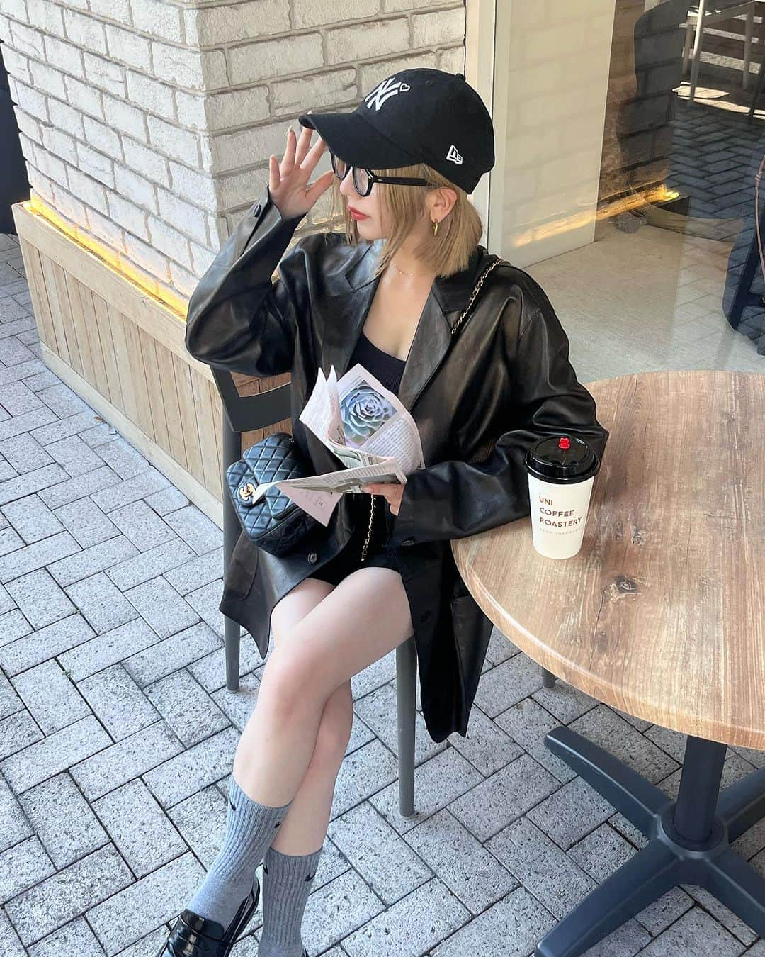 エリンコのインスタグラム：「📰 . 海外風ルックが気分♡ . 今年はジャケットコーデとか セットアップコーデをたくさんしたいっ☺️💗 . テーマとか行く場所でお洋服考えるのって 本当に楽しくて好きっ🩷 . 今年の秋冬コーデは皆どんなのするー？🎀 . キャップ @basicks.jp @newerajapan  ジャケット @jilsander  バッグ @chanelofficial  ソックス @nike  シューズ @shoesincloset_official  . #ブラックコーデ #えりんコーデ #えりんこヘアアレンジ #えりんこカフェ巡り #横浜カフェ #横浜 #海外風コーデ #海外風 #テラス #テラス席」