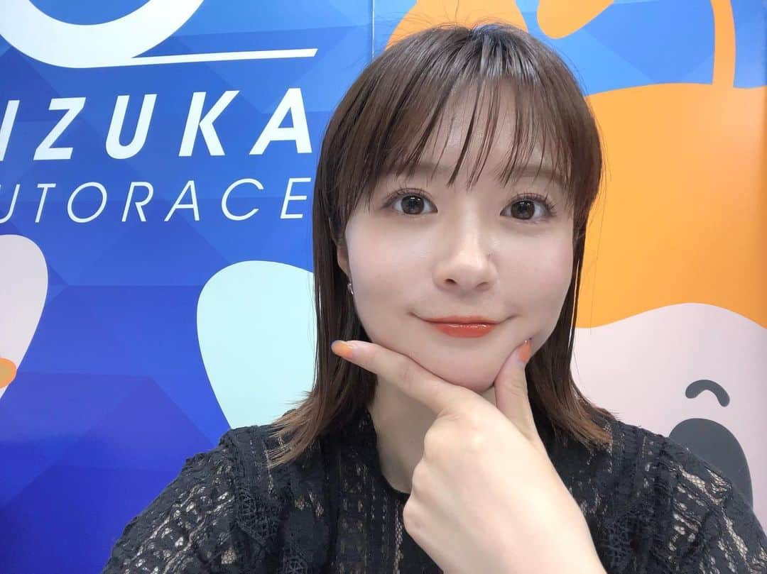 AKIさんのインスタグラム写真 - (AKIInstagram)「. . リップを秋カラーにしました！ . SUQQUの トリートメントラッピングリップ カラーは04艶煉瓦(テラコッタ) . 発色良し！艶よし！ケア効果よし！ 色持ちは期待できないけど オレンジ過ぎず赤過ぎず 絶妙なテラコッタカラーで とっても可愛いよ♡ . やっぱメイクとかスキンケア 大好きだなぁ〜 またおすすめアップします♪ . . . #メイク#AKIメイク#秋メイク #リップ#スック#SUQQU #トリートメントラッピングリップ #04#艶煉瓦#テラコッタ #唇が薄すぎる #これでもオーバーリップ#笑」9月28日 19時20分 - aki_dosu