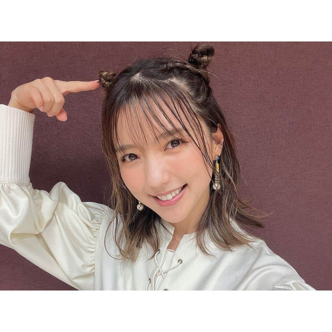 真野恵里菜のインスタグラム：「衣装で来た白ワンピ🤍 ヘアスタイルはまたまたメイクさんが 遊び心を取り入れてくれました🤭笑 . . スタイリングはこんな感じの雰囲気ですが 今日は国際フォーラムで開催されていた 日経クロステックNEXTというイベントの トークセッションステージに登壇してきました！ 最新のテクノロジーについて 個人情報やプライバシーについて 来場してくださった皆さんと一緒に私もお勉強！ ちゃんと自分で知識や情報を得て目利きすることが大切だと知った日でした！ . . このイベントは事前に私や事務所からお知らせすることが出来なかったのですが 事前に情報見つけてくれたファンの方々も来てくれていて すごくびっくりしたし嬉しかったです😭✨ テレビやファッション関係のお仕事でカメラの前に立つことはあったけど こうして皆さんの前に立つお仕事は実は約4年ぶり！！ 今回はテーマに特化したイベントだったので そのお仕事関係の方がほとんどだと思っていたので 久しぶりに見かける方々がステージ上から見えて思わずじーんとしました🥲 本当にありがとうございます！！✨ とっても充実した1日になりました☺️ . . ワンピース @jeshofficial_  ピアス @abiste_official  ブーツ @dianashoespress  #衣装 #トークイベント #ありがとうございました」