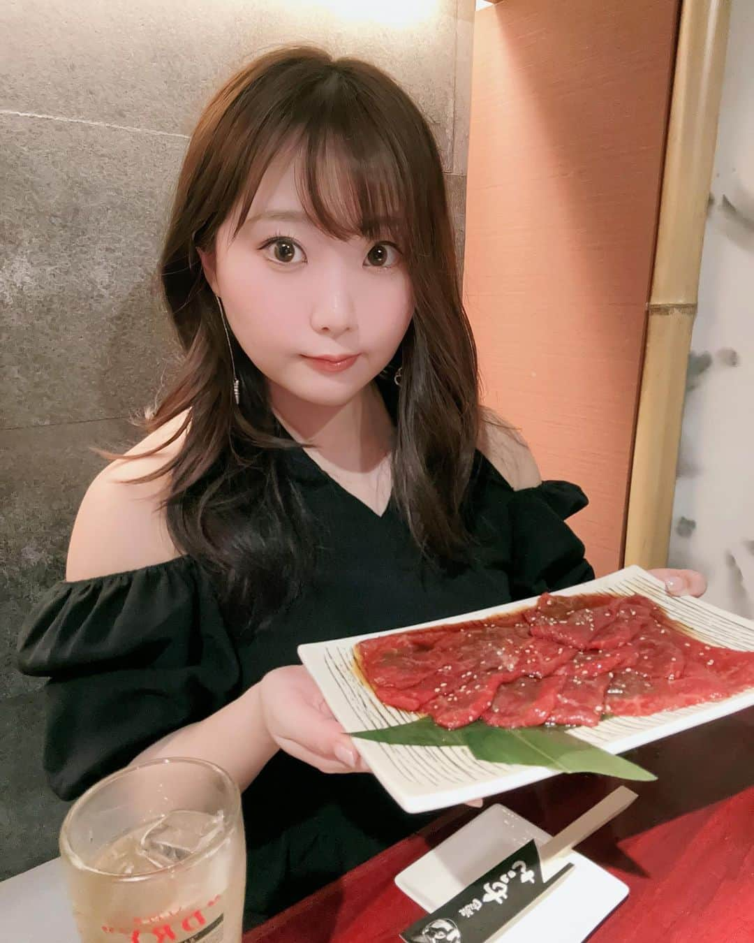 星野めいさんのインスタグラム写真 - (星野めいInstagram)「めっちゃ久しぶりの焼肉だったの♥♥ おいしくて幸せだった🤤  📍あか牛炙り3秒ローズ 📍ニンニクハラミ 📍牛炙りにぎり 📍冷麺  ロースほんとに柔らかかったな〜 ニンニクハラミはニンニクたっっぷりでご飯がすすんだ🍚🤤  お店は御徒町駅からすぐの焼肉やいち2.0 (@yaichi20) です！  普段降りない駅なんだけどすごく飲み屋さんたくさんだった！ みんなは御徒町で飲んだりするの？🧏🏻‍♀️  PR #御徒町 #御徒町グルメ #御徒町ランチ #御徒町ディナー #御徒町焼肉 #上野グルメ #上野焼肉 #上野ランチ」9月28日 19時21分 - pometaaan