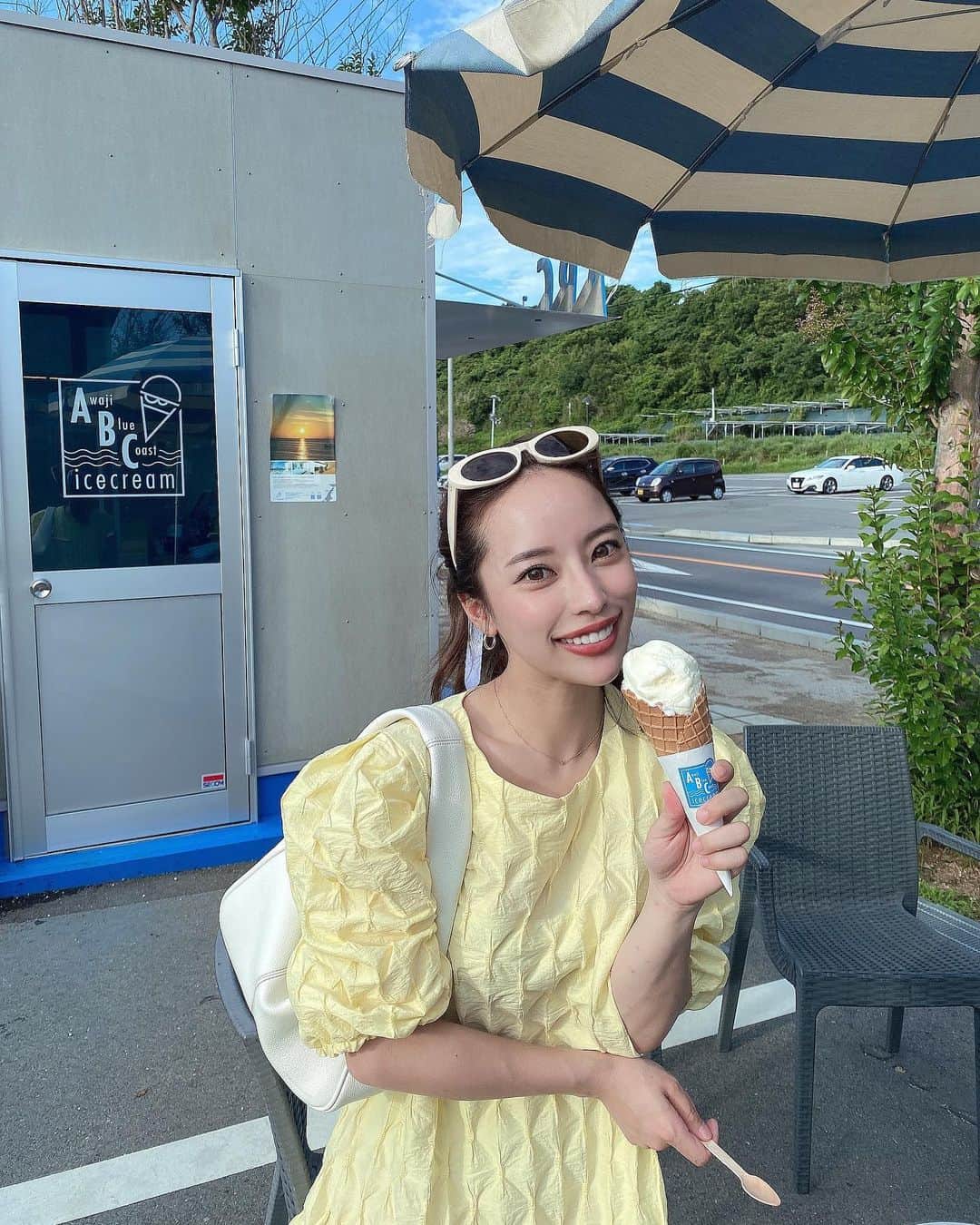 suzuhaのインスタグラム：「夏が終わる前にﾅﾂﾉﾄｳｺｳ🍦💛 #awajishima #ootd #淡路島カフェ」