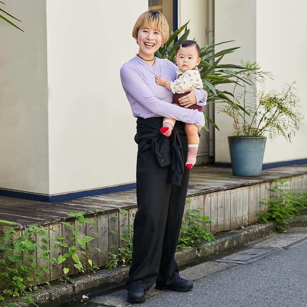 ハグマグ編集部のインスタグラム：「須長あき子さん& 凪紗ちゃん・ 0歳  ブラックで引き締めてカジュアルシックに❤︎  ［mama］ Tops＆Bottoms：GALERIE VIE Earring：DAUGHTERS JEWELRY Necklace：P.NINA Bangle：HERMES Ring：talkative＆Gabriela Artigas＆DAUGHTERS JEWELRY＆Charlotte Chesnais＆hum＆agete＆Iosselliani＆CHAUMET Bag：WANDLER Shoes：PLAYGROUND  ［kids］ Tops＆Socks：PETIT BATEAU Bottoms：Silly Silas ___________________________________  詳しくはウェブサイトの記事で紹介中。プロフィールのリンクからチェックしてね🌼 @hugmug_insta ___________________________________ #hugmug#ハグマグ#親子スナップ#ママファッション#ストリートコーデ#ガーリーカジュアル#秋コーデ#秋ファッション#秋服#リンクコーデ#親子リンク#キッズファッション#キッズスタイル#ママコーデ#ママコーデファッション#カジュアルコーデ#秋色カラー#おしゃれキッズ#ベビー服#男の子コーデ#女の子コーデ#家族コーデ#ファッションスナップ#親子ファッション#家族コーデ#家族写真#家族スナップ#親子リンクコーデ#親子ペアルック#親子装#ハグマグファミリー」