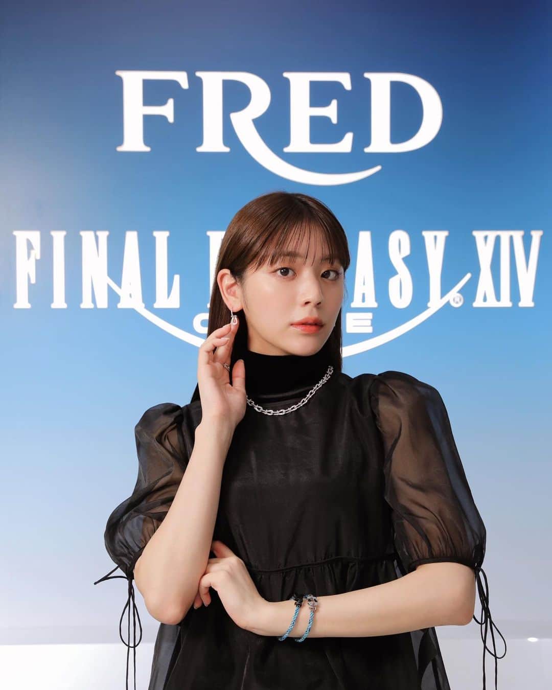 のインスタグラム：「‍ FREDとファイナルファンタジーXIVがコラボして、伊勢丹新宿本館1階 ザ・ステージでポップアップを開催しています。 石と光という両者にとってのインスピレーションでつながっていた世界観で完成した特別モデルのFORCE 10ブレスレットは、付けると勇気がもらえそう🌠  フレッド ポップアップwith ファイナルファンタジーXIV ~伊勢丹新宿店~ 9月27日(水)～10月3日(火)まで  ぜひ足を運んでみてください☺︎   #FREDxFF14　#FREDIsetanTheStage #FREDJewelry　#FREDParis　#PR @fredjewelry」