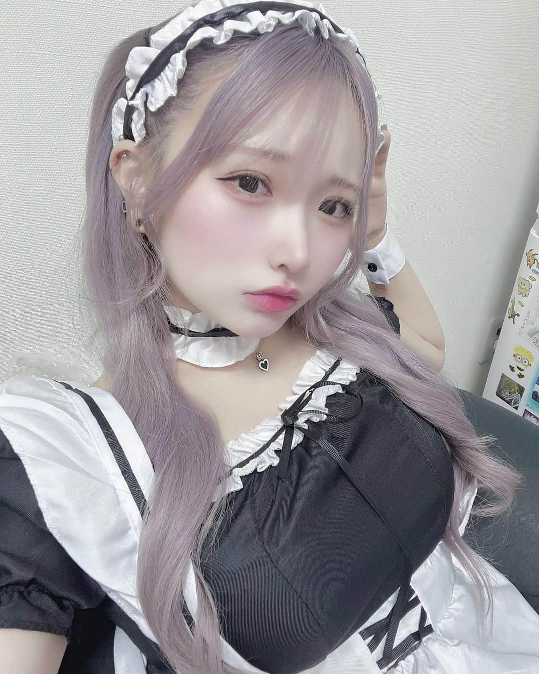もいちゃんのインスタグラム：「. . めいど .  #ハイトーン  #ハイトーンカラー  #ショートヘア  #ショートボブ  #韓国ヘア  #韓国ファッション #韓国メイク  #純欲メイク  #自撮り  #ピアス #舌ピ  #軟骨ピアス #ヘリックス #アンテナヘリックス #インナーコンク #トラガス #拡張ピアス」