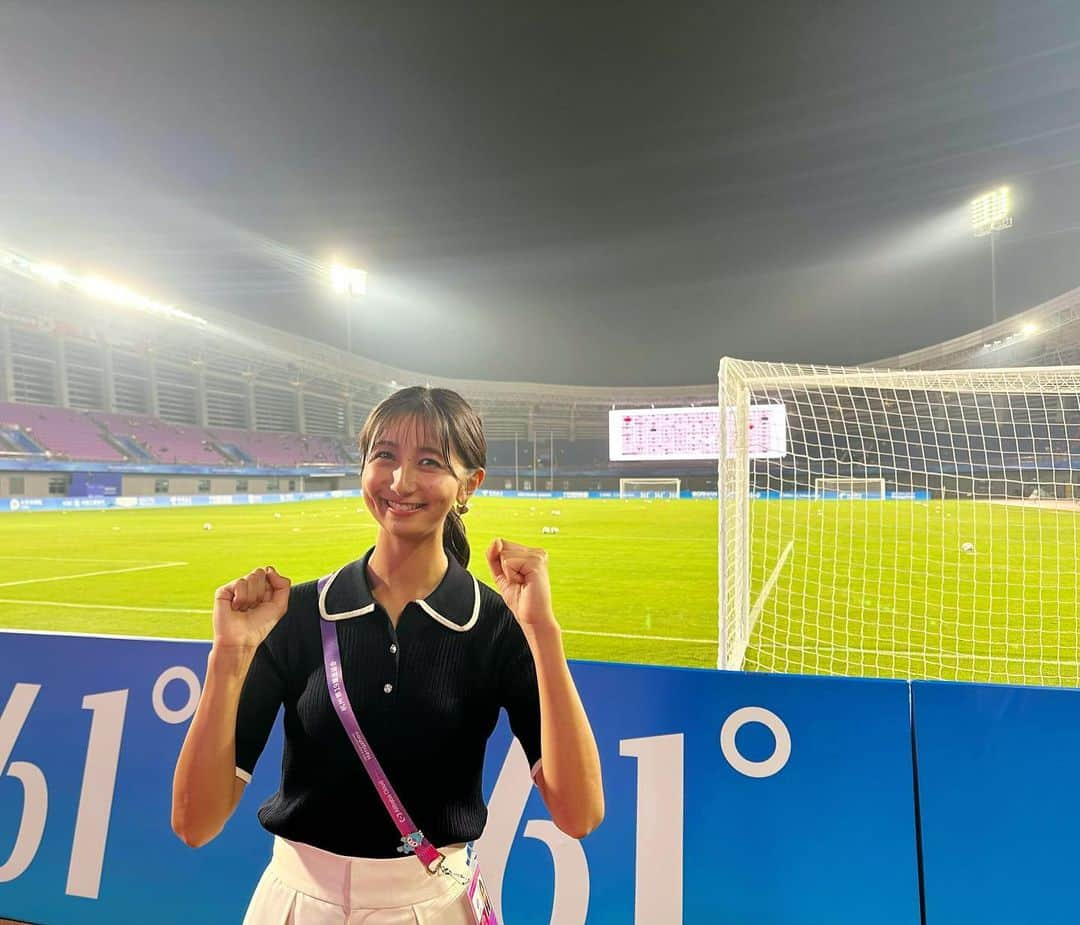 近藤夏子のインスタグラム：「.   #アジア大会  男子サッカー決勝トーナメント１回戦、日本対ミャンマーは この後20:30キックオフです💪🏻 　 負けたら終わりの一発勝負！！ 　 　 先ほど選手たちが会場に到着しました。 試合前にリポートを入れます！ 　 　 ２０１０年以来、１３年ぶりの金メダルへ✨ 若き日本代表を一緒に応援しましょう💪🏻 　 　 この後ですよ〜！ 　 　 . #U22 #サッカー日本代表」