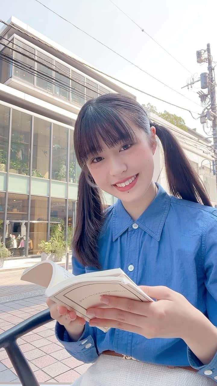 のインスタグラム：「読書〜✨️  何度も読み返しているので、ページが折れちゃってます💦 ごめんなさい🥲  #読書#book#ツインテール#笑顔#smile#Japan#JapaneseGirl#16歳#16yearsold#スターダストプロモーション#スターダスト#JK#FJK#女子高生#武上陽奈」