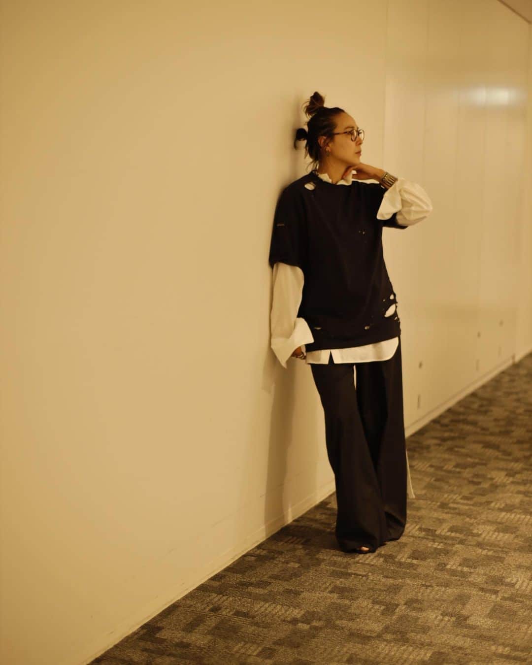 Kojima reikoさんのインスタグラム写真 - (Kojima reikoInstagram)「...  @coaw__  Damege Tee/ black 3way shirt/ white Layred pants/gray  シャツの上にダメージTを重ねて。  #coaw @baycrews」9月28日 19時30分 - reikokojima
