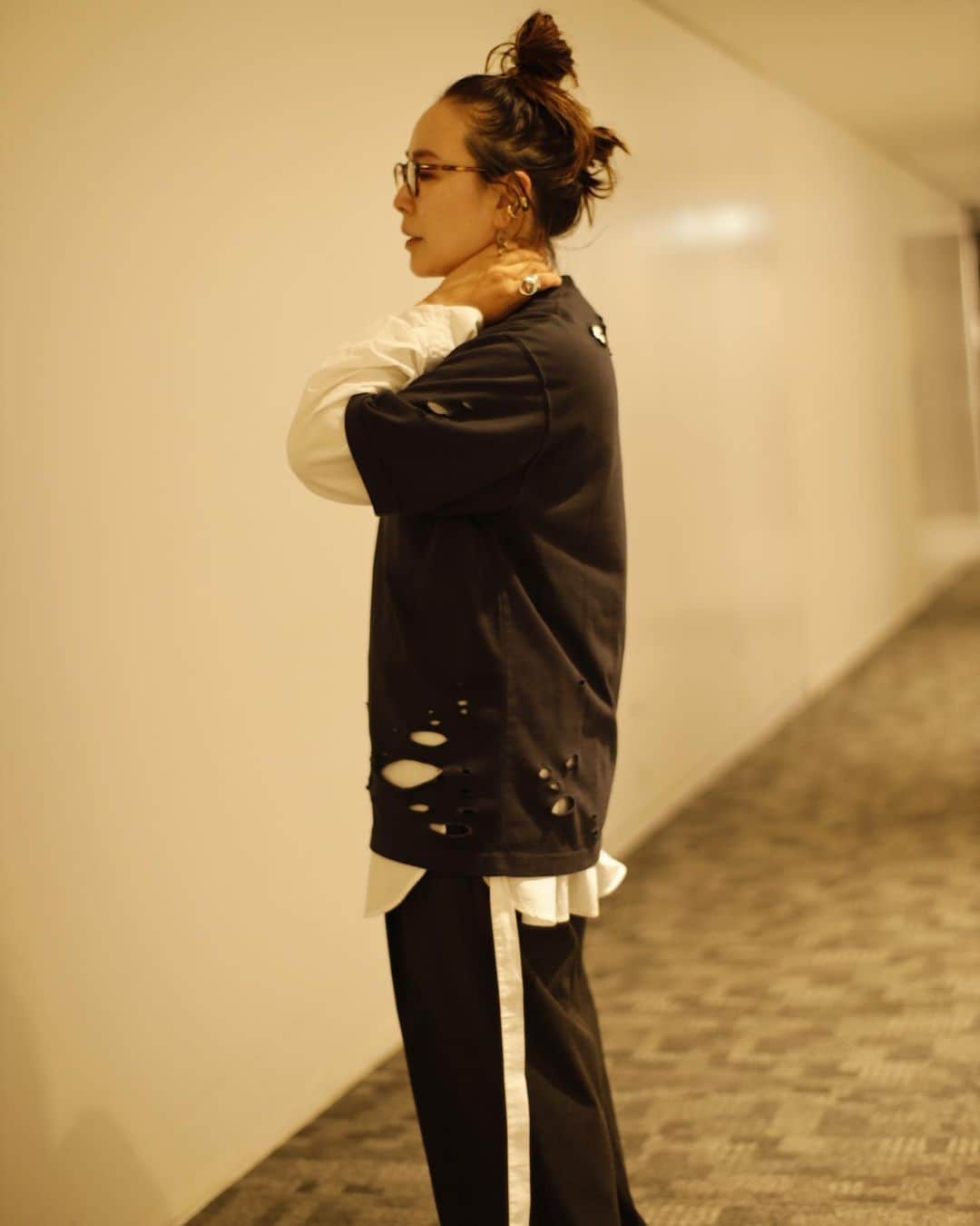 Kojima reikoさんのインスタグラム写真 - (Kojima reikoInstagram)「...  @coaw__  Damege Tee/ black 3way shirt/ white Layred pants/gray  シャツの上にダメージTを重ねて。  #coaw @baycrews」9月28日 19時30分 - reikokojima
