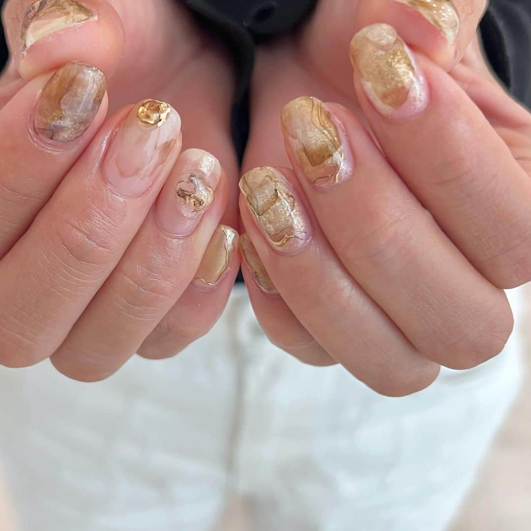 sapporo nail 【 Aster 】のインスタグラム：「⁡ 秋っぽ brown  design 🍂 ⁡ クリアな質感で 奥行きたっぷり◎！  ストーリーに載せていた このデザイン スクショでこれにしたいです~~って 見せてくださるお客様が多かったので😳 残しておきます🙏 ⁡ ⁡ ⁡ ご用意してあるサンプルも多数ですが インスタのフィードをみて 選んでくださるお客様も多くて嬉しいです😚 ⁡ ⁡ ⁡ ________________________ ⁡ ⁡ ⁡ ⁡ ●ジェルの持ちが悪い ●爪が折れやすい ●爪を削られすぎたことがある ●マシンが怖い ●理想の形やデザインにならなかったことがある ⁡ ⁡ ↑お悩みの方はぜひ一度お任せください◎ ⁡ 『厚塗りすれば折れない』は×です👀 正しいフォルムとジェルの選定で お客様それぞれに合った理想の強度とキレイな見た目に整えます。 ⁡ ⁡ ⁡ ⁡ ⁡ _______________________________ ⁡ ⁡ #札幌ネイルサロンアトリエリベルテ #札幌ネイルサロン #ニュアンスネイル #秋ネイル #インクネイル ⁡ ⁡ ⁡ ＿＿＿＿＿＿＿＿＿＿＿＿＿＿＿＿＿＿＿＿ ⁡ atelier Libertéはスタッフそれぞれがサロンの1席を借りてオーナーとして営業している新しいstyleのネイルサロンです。 ⁡ 使用素材や得意とするアートのタッチはスタッフにより異なります。 各スタッフのアカウントで、アートの雰囲気を見てご指名でのご予約もおススメです🪄 ⁡ ⁡ yukina→@atelier_liberte_yukina  akari→ @atelier_liberte_akari ayuzu→ @atelier_liberte_ayuzu saaya→ @atelier_liberte_saaya yuho→ @atelier_liberte_yuho ⁡ ●前日キャンセルはお席代として1500円/当日キャンセルは2,000円(無断の場合は3,000円)次回ご来店時にご請求させていただきます。(seina指名の場合、予約コース最低料金となります。例ハンド付け替え→7,000 ) ⁡ ⁡ 𝐚𝐭𝐞𝐥𝐢𝐞𝐫 𝐋𝐢𝐛𝐞𝐫𝐭𝐞 ⁡ place: 札幌市中央区南1条西8丁目9 BB1・8ビル2階 ⁡ TEL :  080-4500-8832 ⁡ ⁡」