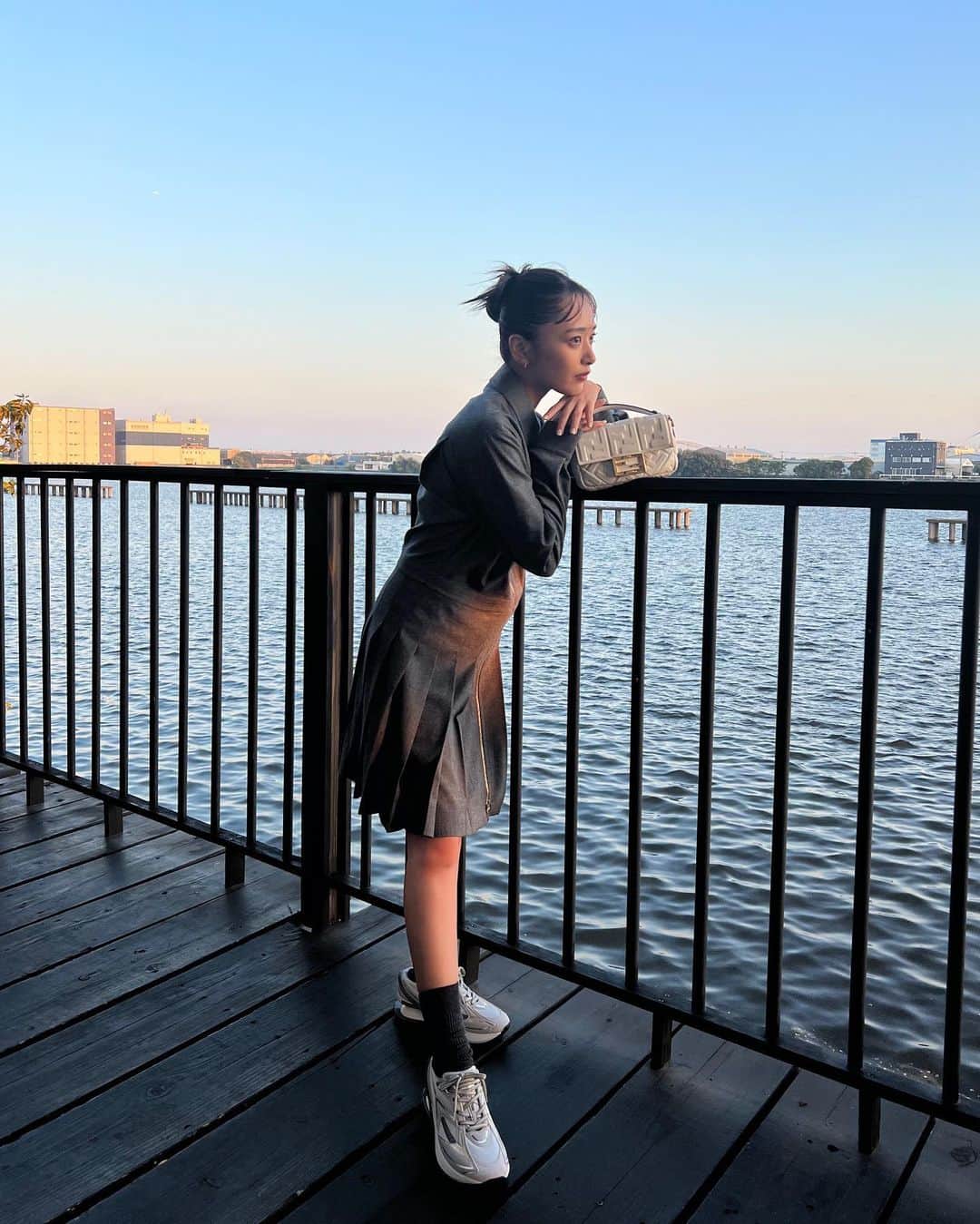 近藤千尋のインスタグラム：「明日は中秋の名月🌕🎑 まだまだ暑いから不思議な感じ☀️ 今日も大切な撮影が無事におわり… 🏫娘たちを迎えに行って お月様を見ながら帰ってきました👧👧 明日は学校でお団子作るんだって❤️☺️ ママは明日ラヴィットだよって📺笑😍  @fendi  #fendi のスニーカーが可愛い👟💕 なんかファスナーの切り替えのとこで お腹ぽっこり見える😂笑 ３人目ではありません！笑」