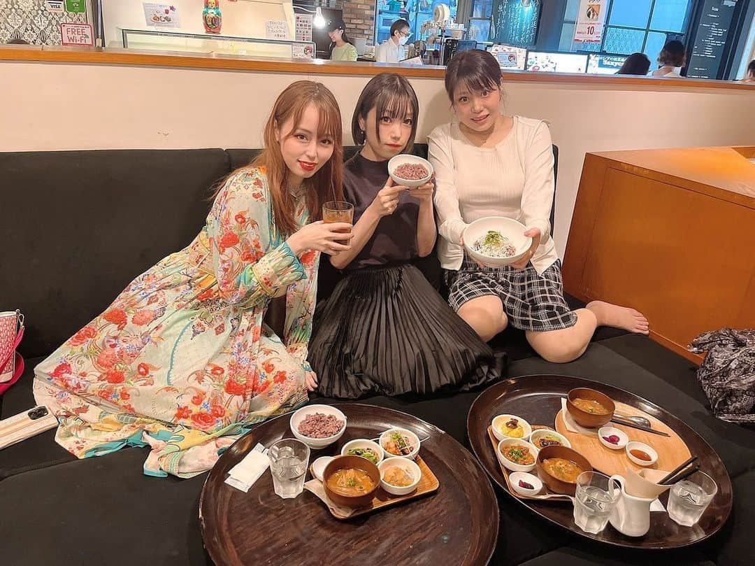 和田真里のインスタグラム：「えまちゃん麻耶ちゃんとᴸᵘᴺᑦᴴ𖥣𖥣 いっぱいお話できて楽しかった😁 お昼から赤ワイン🍷️️꙳ 一人で今戸神社へ寄り道したら 猫の雑談会議に遭遇しました🐈‍⬛🎀 まるまる🙆🏻‍♀️ ． #温泉モデル #クラブホステス #グラドル  #今戸神社 ⛩ #温泉旅館 #温泉旅行 #温泉めぐり #温泉デート 🫶🏻 #混浴 #温泉ソムリエ #野湯 #秘湯 🤫 #photo #travel 📸 #一人旅 #旅好きな人と繋がりたい #旅スタグラム 🌎🗺 #銀座 #銀座クラブ #ホステス #歌舞伎町 #六本木 🏰 #ガールズバー #キャバ嬢 #ラウンジ嬢 #スナック #ホスト 🍾✴︎ #銀座ホステス #グラビアアイドル #わだまり 👸🏻‪」