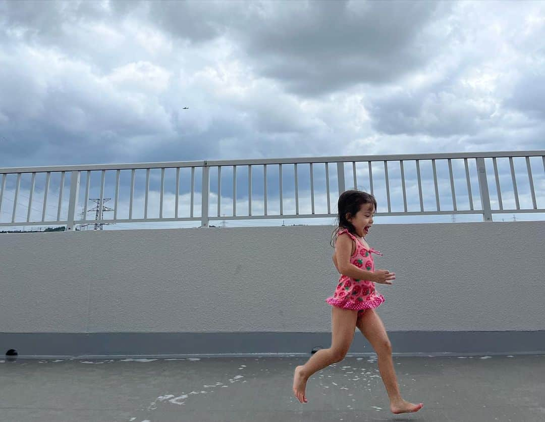 村上シェリーさんのインスタグラム写真 - (村上シェリーInstagram)「すっかりアップし忘れていた🏝️私と娘の夏休み〜☀️  アルバム代わりの #記録日記   娘のポーズがいちいち気になる😂 #新体操🤸 だろか…   #女模特兒 #女模 #時尚模特兒 #穿搭  #東京　#tokyo #ビーチ #海 #beach #夏 #サンセット #水着 #海水浴 #sea #夕日 #プール #夕焼け #海の家 #花火 #青い海 #海の日 #summer #ocean #sunset #marinelife #oceanview #夏の思い出 #秋」9月28日 19時32分 - sherry_murakami