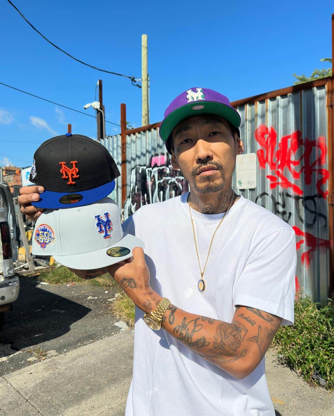 GROW AROUNDのインスタグラム：「#growaroundnewarrivals   今週もNEW ERA 59FIFTY FITTED別注シリーズの発売です！  今回もNYから🗽‼️ dj munariさんにモデルして頂きました🔥  今回は全てNEW YORK METSです🙌  2000 SUBWAY SERIES PURPLE/GREEN UV🍇  50TH ANNIVERSARY GREY/GREY UV🪙  2000 WORLD SERIES BLACK•ROYAL/GREY UV🖲️  明日9/29(金) 渋谷店・オンライン 12:00〜 お台場ダイバーシティ店・横浜ビブレ店11:00〜 3型の発売です‼️  お見逃しなく💁‍♂️✨」