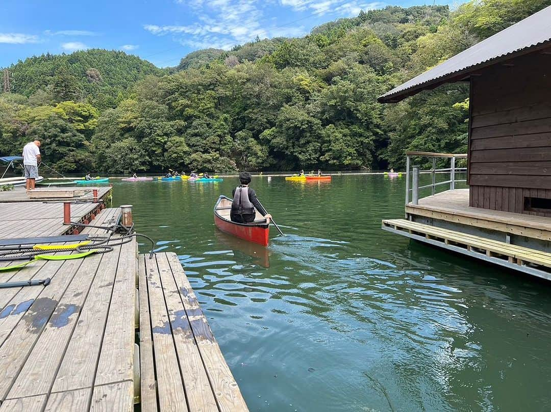 【公式】東京コミュニケーションアート専門学校ECOのインスタグラム：「自然環境ワールド カヌー実習の様子です🛶  みの石滝キャンプ場、相模湖カヌースクールで行いました🤗  カヌー/カヤックのパドル検定 合格に向けて使い方のレクチャーからスタート🌱  皆さん、お疲れ様でした👏  将来の仕事だけでなく、趣味の幅も広がりそうですね✨  . ・－・－・－・－・－・－・－・－・ ⁡ 学校説明会やオープンキャンパスも実施しております🐰🌱 ぜひご参加ください🕊🛰 ⁡ ・－・－・－・－・－・－・－・－・ ⁡ #tca東京eco動物海洋専門学校 #tcaeco #動物 #海洋 #ペット #自然環境 #恐竜 #専門学校 #オープンキャンパス #oc #進路 #動物園 #飼育員 #野生動物保護 #カヤック #カヌー」