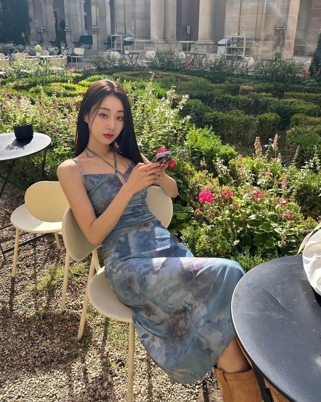 ギョンリ のインスタグラム：「런던에서 49파운드에 샀던 원피스가 여기서 이렇게 잘 어울릴 줄이야.. 꽃들 가득했던 fabula 너무 사랑이야🥀❤️」