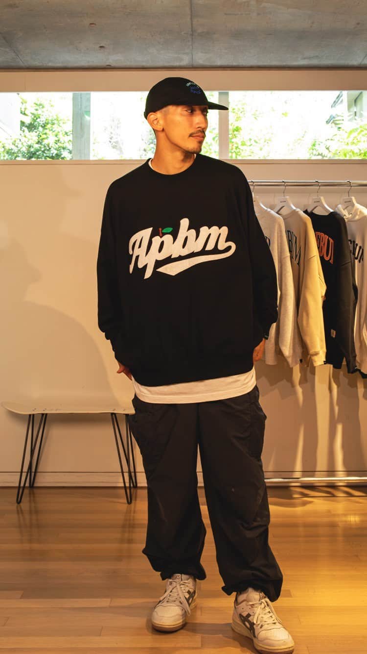 のインスタグラム：「「Underground Studio Move」 Dancer : Atsuki @locaatsuki  【Profile】 レペゼン神戸のストリートダンサー。 ダンスバトル文化の興隆期である2010年代から全国を巡ってバトル武者修行を敢行。 さらに学生時代に渡ったNYでは、なりふり構わず踊ってその場をロックする現地のダンサーの姿に大きく衝撃を受け、“自分のありのままを表現する”スタイルに目覚める。 豪快流麗なムーブから繊細緻密な音どりまでを得意とする表現の幅広さは、輝かしい戦績を生んだだけでなく、さまざまなスタイルのダンサーやミュージシャンとのクリエイションも可能にしてきた。 さらに近年はダンスのスキルに加え、身体の仕組みについてのナレッジも積極的にインプットすることで、今なお”深化”を遂げている。 さらに自身の活動を地元に還元し、パーティシーンのさらなる活性化を図るべく、神戸にて「HIDE-OUT」を不定期で主催中。 もはや関西のシーンは、彼なしでは語れないことは明らかだ。  @wooody_cdts93」