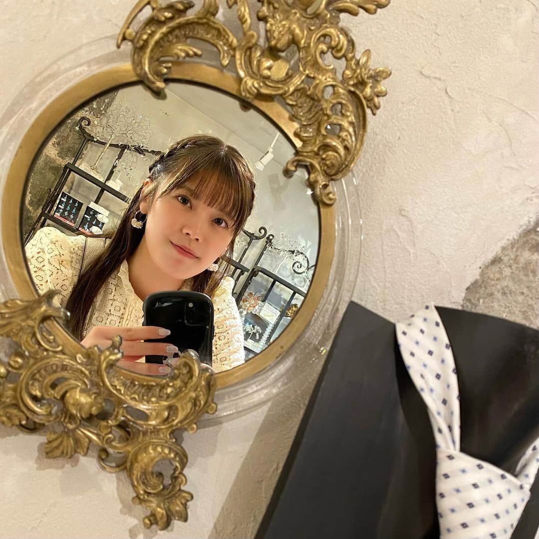 林茜実里のインスタグラム：「💄🧚 : : いつかのおしゃなガラス鏡越しで撮ったやつ！うまく撮れてるか分かんないけど🥲 : ガラスで作った素敵なオブジェもアクセもいっぱいあるから また行きたいここ💭 : #ガラスの森美術館 #箱根旅行」