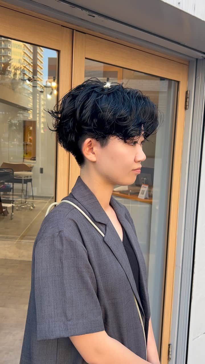 阿藤俊也のインスタグラム：「パーマとハンサムショート✂︎  ※好きな雰囲気のスタイルのお写真あれば ぜひ持参ください！！ 好みが伝わりやすいので、ありがたいです☺️  ◆イメージ変えたいけど、似合うか心配😥 ◆いつもどこか似合ってない気がする😥 ◆自分に似合う髪型がわからない😥 ◆自分でうまくセット出来ない😥 ◆とにかく良い感じになりたい😥  どんなお悩みでもご相談ください☺️ どんな状態からでも、素敵にします✨✨ 年齢も問わず、どなたでも  【⚠️ご予約について⚠️】 ↓↓↓↓↓↓↓↓↓↓↓↓↓ ホーム画面URLからへ 簡単にご予約可能です😊 予約がよくわからない場合は、 お電話にて確認お願い致します🤲🤲  #ショート#ショートボブ#ショートへア#ヘアスタイル#ハンサムショート#2ブロック#大人へア#クセ毛#ショートカット#くびれヘア #レイヤーカット#前下がりボブ#刈り上げ #パーマスタイル#クセ毛ショート #パーマ#清澄白河#清澄白河美容室#阿藤俊也」