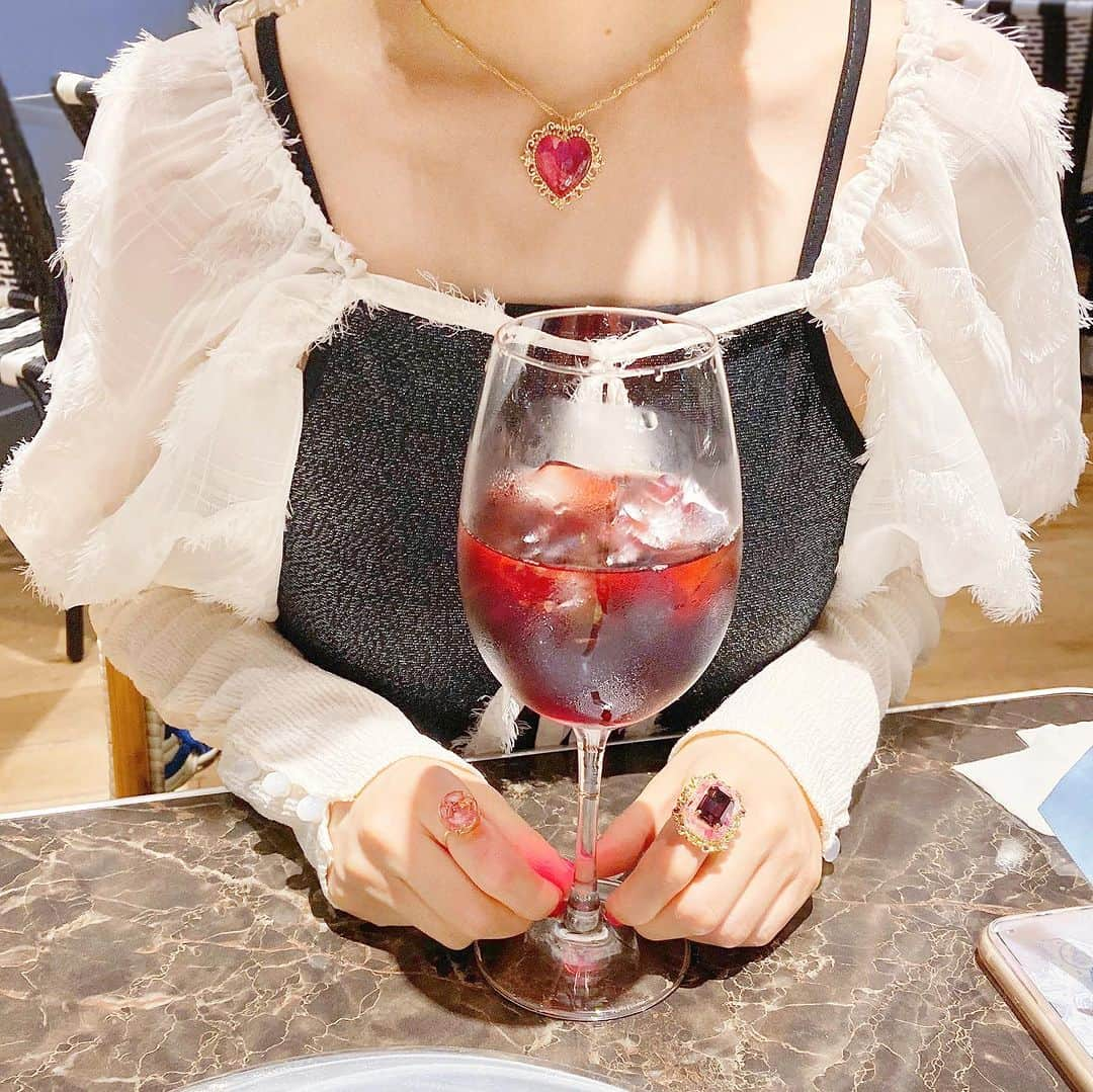 Fukiko-マルベリコのインスタグラム：「マルベリコのネックレスと指輪をつけてディナー❤️🌹💍🍷💖  ネックレスとリングは、 10月1日(日)の21時より再販予定です✨  他の再販予定のアクセサリーは、随時オンラインショップにて更新していきます！  よろしくお願いいたします！🙇‍♂️  #アクセサリー #ハンドメイド #ネックレス #バラ #ローズ #ハートアクセサリー #大阪ディナー #handmade #rose」