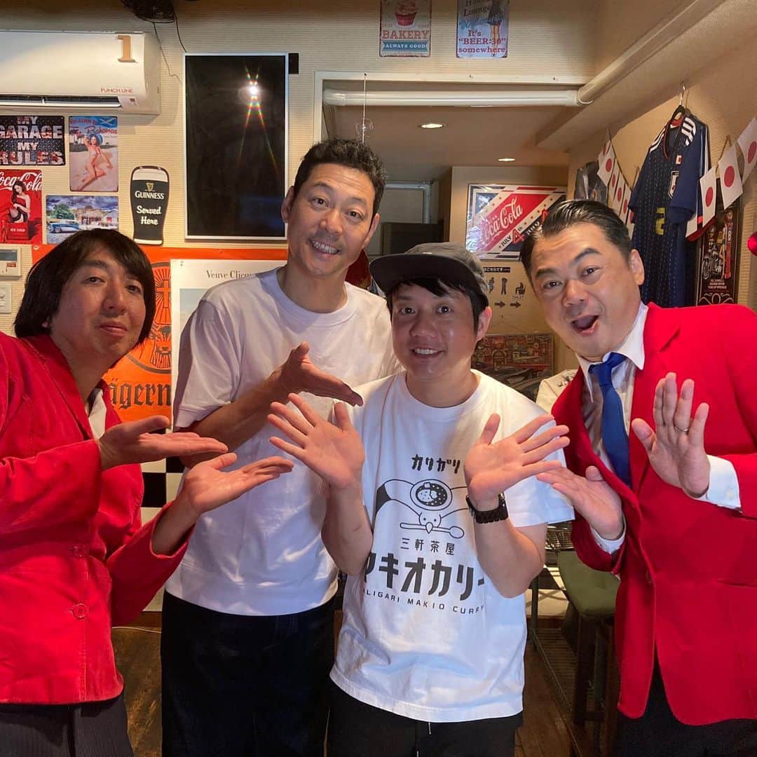 東野幸治のインスタグラム：「東野VSでモダンタイムスとお喋り。場所はマキオカリー。喋れば喋るほどモダン沼にハマりかける。駄目だ。ハマるな。お前はタレントだろアイツらに近づくな！後悔するぞ！テレビの仕事無くなるぞ！ 自問自答しました。 近日公開。 というか今週の日曜日のマルコポロリのメインゲストです。オンエアできるところがあるのか！乞うご期待！」