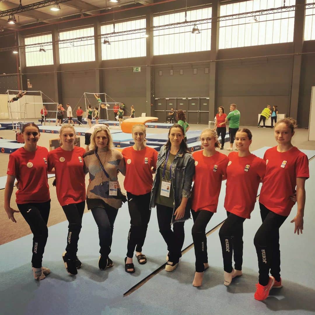 カタリナ・ポノルのインスタグラム：「Multa bafta fetelor! Suntem alaturi de voi❤️ #teamromania #worlchampionships #anvers」