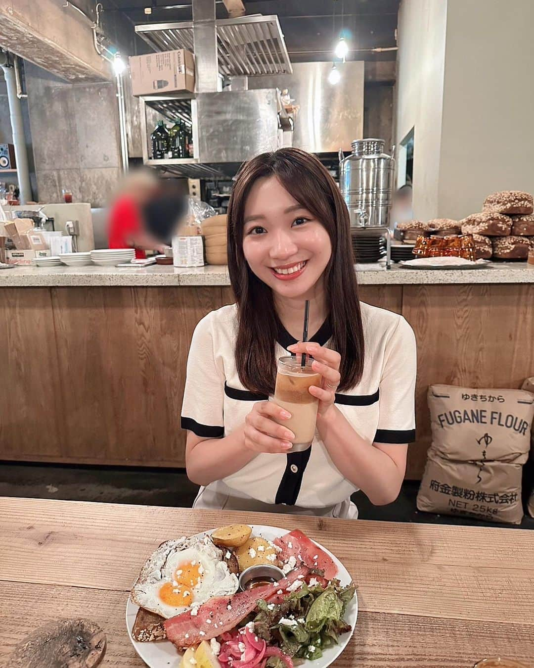 小林茉里奈さんのインスタグラム写真 - (小林茉里奈Instagram)「🍩 仙台のおすすめ #モーニング 🍳 ボリュームたっぷりのプレートで贅沢な朝ごはん🤍 オープンの9:30とほぼ同時くらいに行きましたが、ラスト1席という人気ぶりでした😳✨  とってもかわいいドーナツもあって、もちろんおやつ用に #コーヒークリーム をテイクアウトしました🤤🫶🏻   with @kishinami_kao ちゃん♡  #hey #仙台カフェ #モーニングカフェ  #モーニングプレート  #ドーナツ #ドーナツ屋さん  #カフェ活  #カフェ巡り   #岸波香桜 ちゃん #フリーアナウンサー #アナウンサー #セントフォース #centforce #小林茉里奈」9月28日 19時40分 - marina_k224