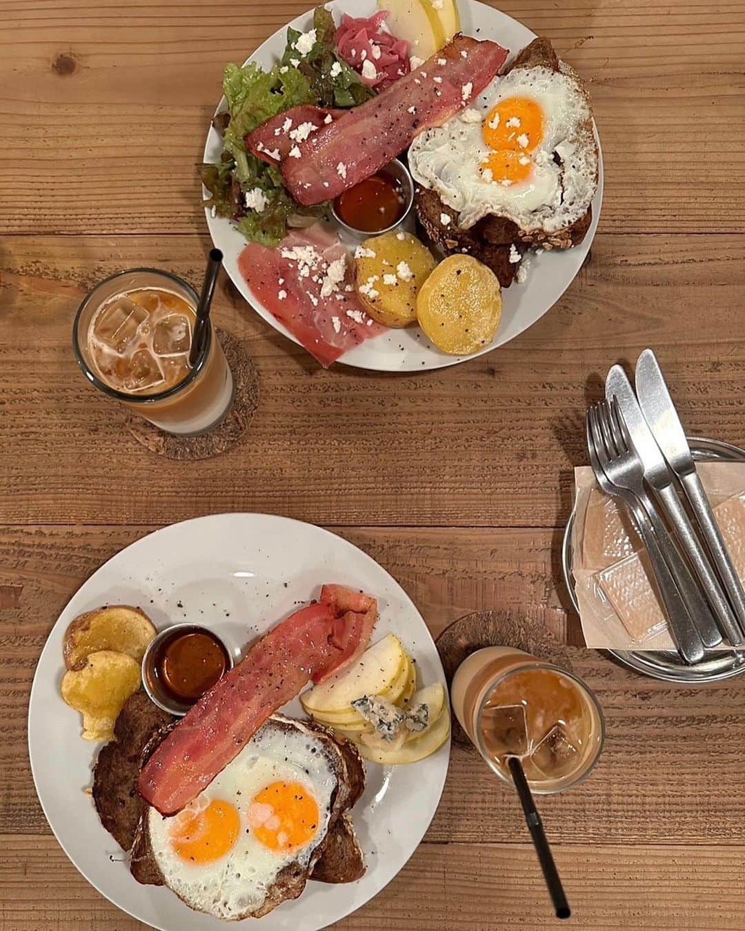 小林茉里奈のインスタグラム：「🍩 仙台のおすすめ #モーニング 🍳 ボリュームたっぷりのプレートで贅沢な朝ごはん🤍 オープンの9:30とほぼ同時くらいに行きましたが、ラスト1席という人気ぶりでした😳✨  とってもかわいいドーナツもあって、もちろんおやつ用に #コーヒークリーム をテイクアウトしました🤤🫶🏻   with @kishinami_kao ちゃん♡  #hey #仙台カフェ #モーニングカフェ  #モーニングプレート  #ドーナツ #ドーナツ屋さん  #カフェ活  #カフェ巡り   #岸波香桜 ちゃん #フリーアナウンサー #アナウンサー #セントフォース #centforce #小林茉里奈」