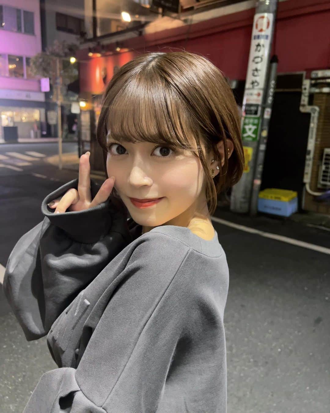 岩花詩乃のインスタグラム：「2個前の投稿とピース被り🙂✌️  しおりがいっぱい撮ってくれたおかげで投稿する写真が潤いましたありがとう」