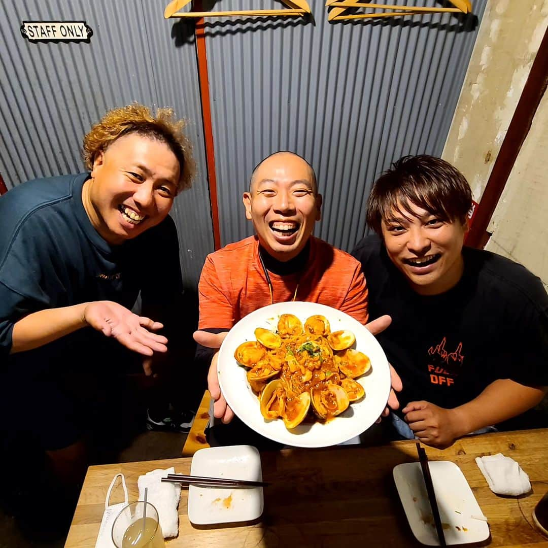 松本康太さんのインスタグラム写真 - (松本康太Instagram)「『Shrimp Bank』  海鮮料理のお店に行きました！ お刺身のオマール海老の頭はお味噌汁に！  ペスカトーレの蛤もブリブリで美味しいのです(^∇^)　  #ShrimpBank#池袋#海鮮料理#レギュラー松本#あるある探検隊#はまやねん#大西ライオン ちゃん」9月28日 19時41分 - aruarutankentai.matsumoto